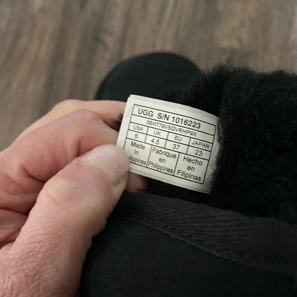 UGG Women’s Classic Short Black Boot Size 6 - Picture 6 of 7